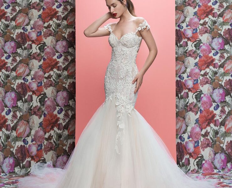 18 Glamorous Wedding Dresses And The Iconic Rings That Go With Them 01