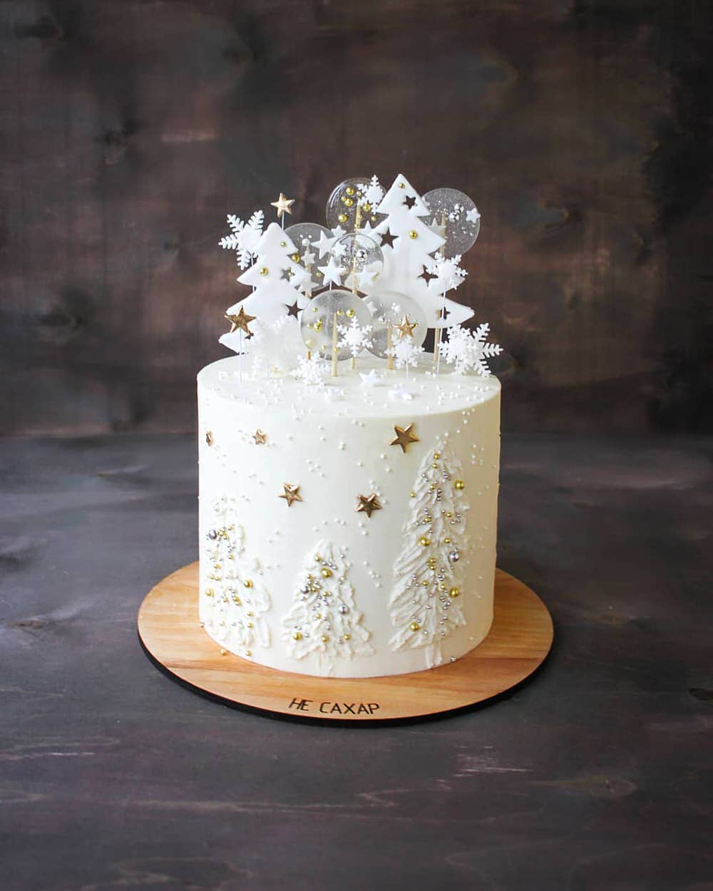 Why You Should Consider an Artistic Christmas Wedding Cake - The Wedding  Community