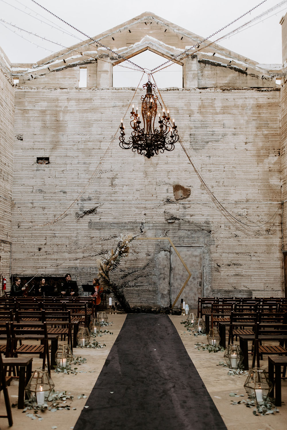 https://ruffledblog.com/wp-content/uploads/2020/08/moody-industrial-wedding-icehouse-downtown-phoenix-01.jpg