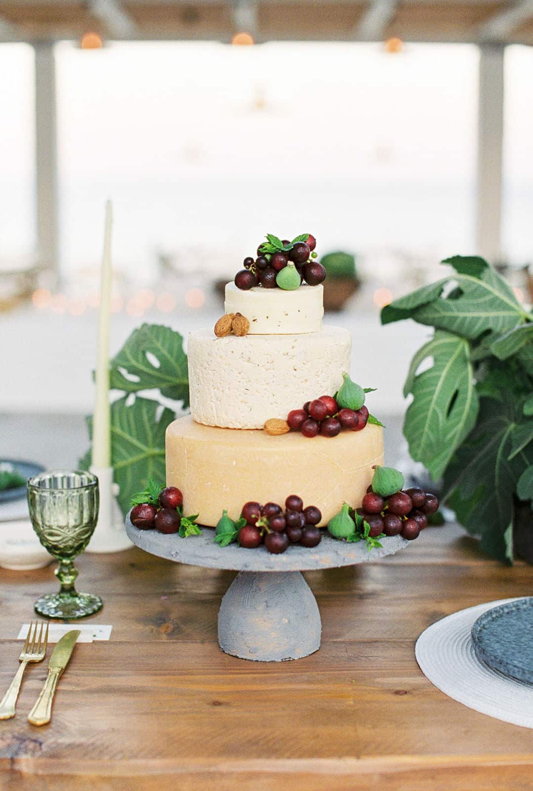 TRUE SWEET ROMANCE.... Wedding Cake on The Greek Coast ! - CakesDecor