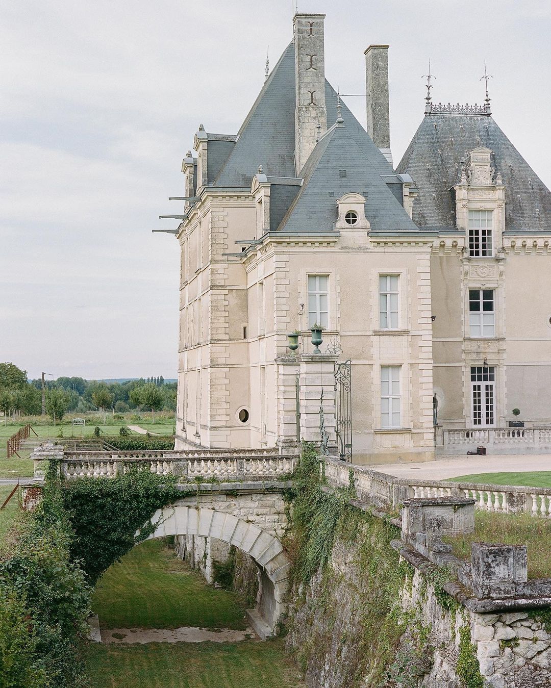 Prettiest Wedding Venues In France Ruffled Chateau De Jalesnes Molly Carr