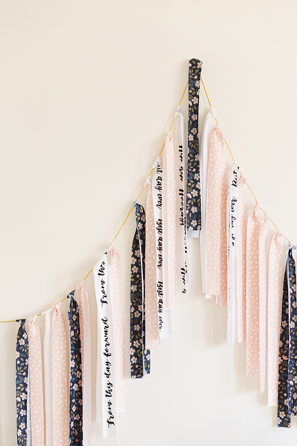  du MÅ se DISSE DIY handletered ribbon wands! #diywedding # ribbonwands 