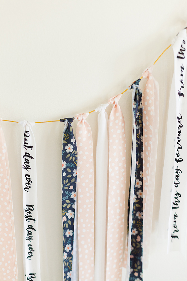 je moet deze DIY handlettered lint toverstokken zien! #diywedding # ribbonwands 