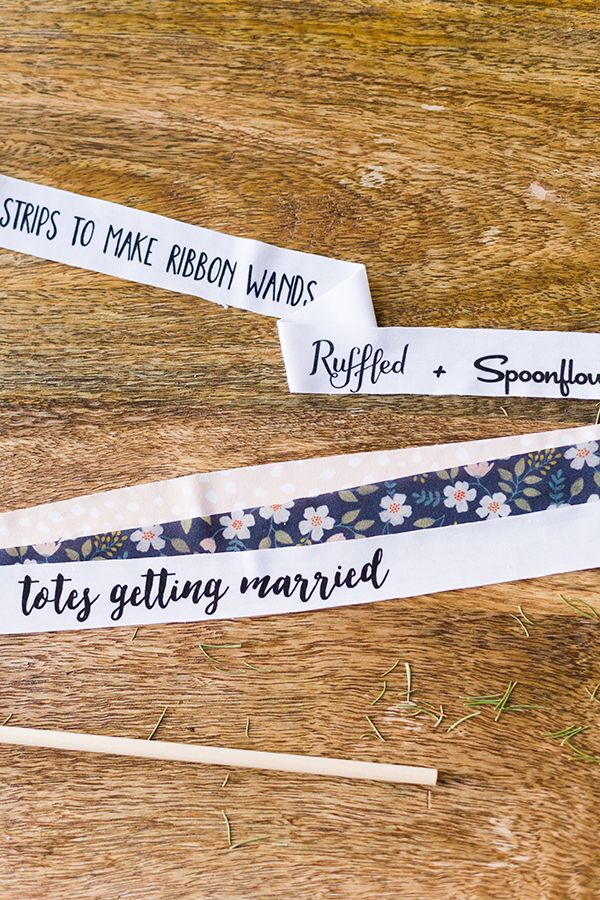  Vous DEVEZ voir ces baguettes de ruban bricolées à la main! #diywedding #ribbonwands 