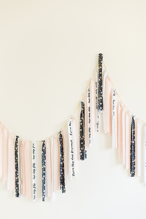 você tem que ver essas Varinhas de fita handlettered DIY! #diywedding # ribbonwands 