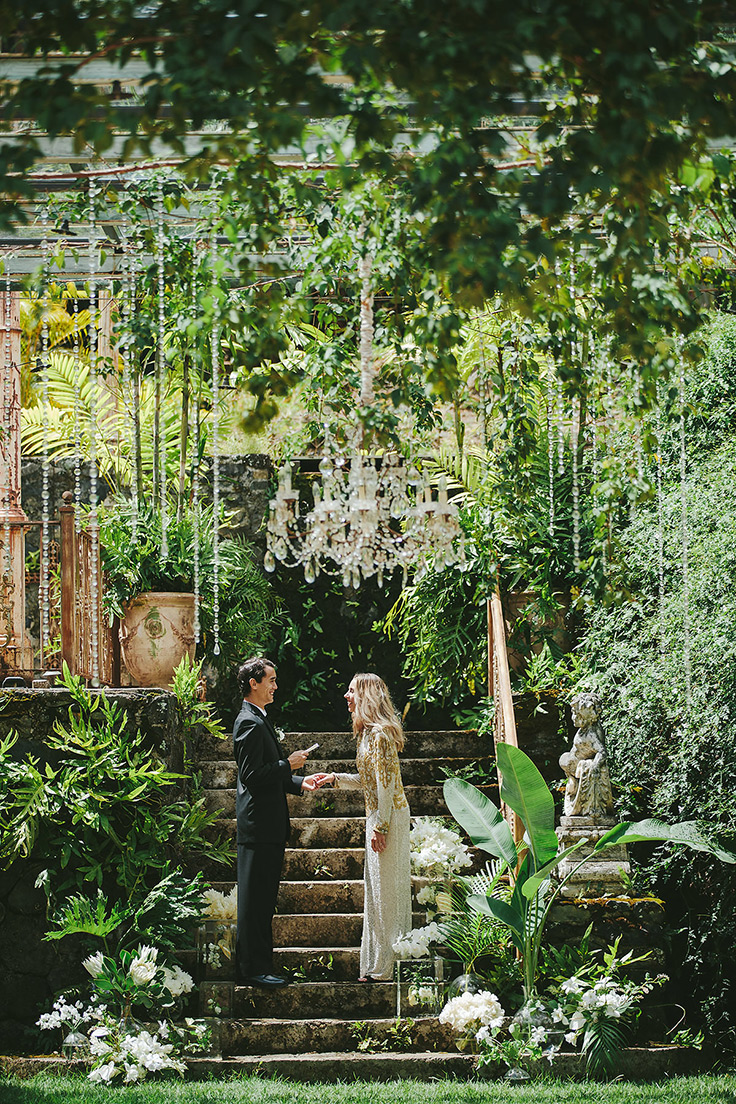 Oh my gosh, we’re obsessed with this Maui elopement! #destinationweddings #haikumill #weddinginspo see more: https://ruffledblog.com/glamorous-haiku-mill-elopement-frosted-details