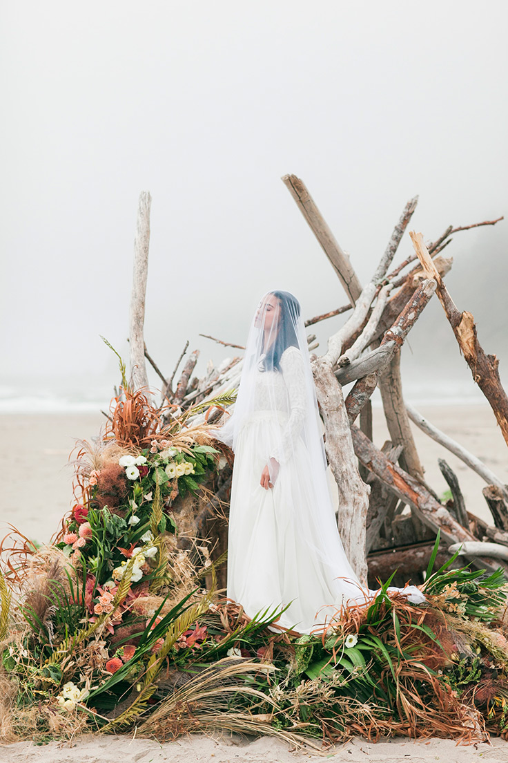 This coastal ceremony backdrop is to die for! #elopement #photographyworkshop #weddinginspo https://ruffledblog.com/oregon-elopement-coastal-elegance