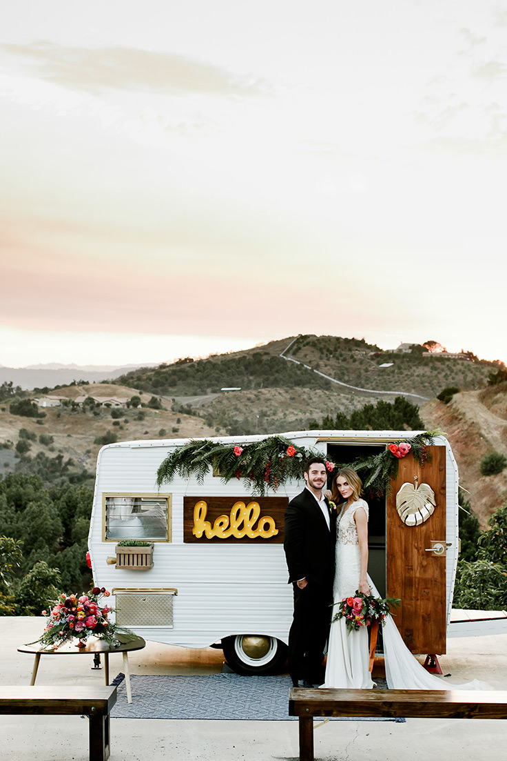 This California elopement is equal parts retro and tropical #vintage #bohowedding #tropicaldecor see more: https://ruffledblog.com/retro-tropics-inspired-elopement