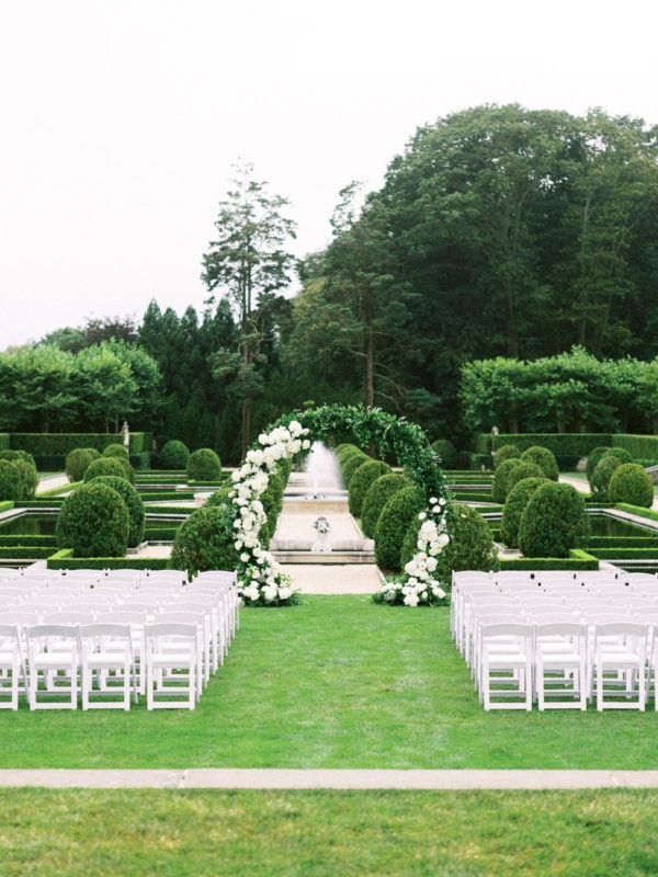 Ultra Romantic Rainy Day Wedding at Oheka Castle ⋆ Ruffled