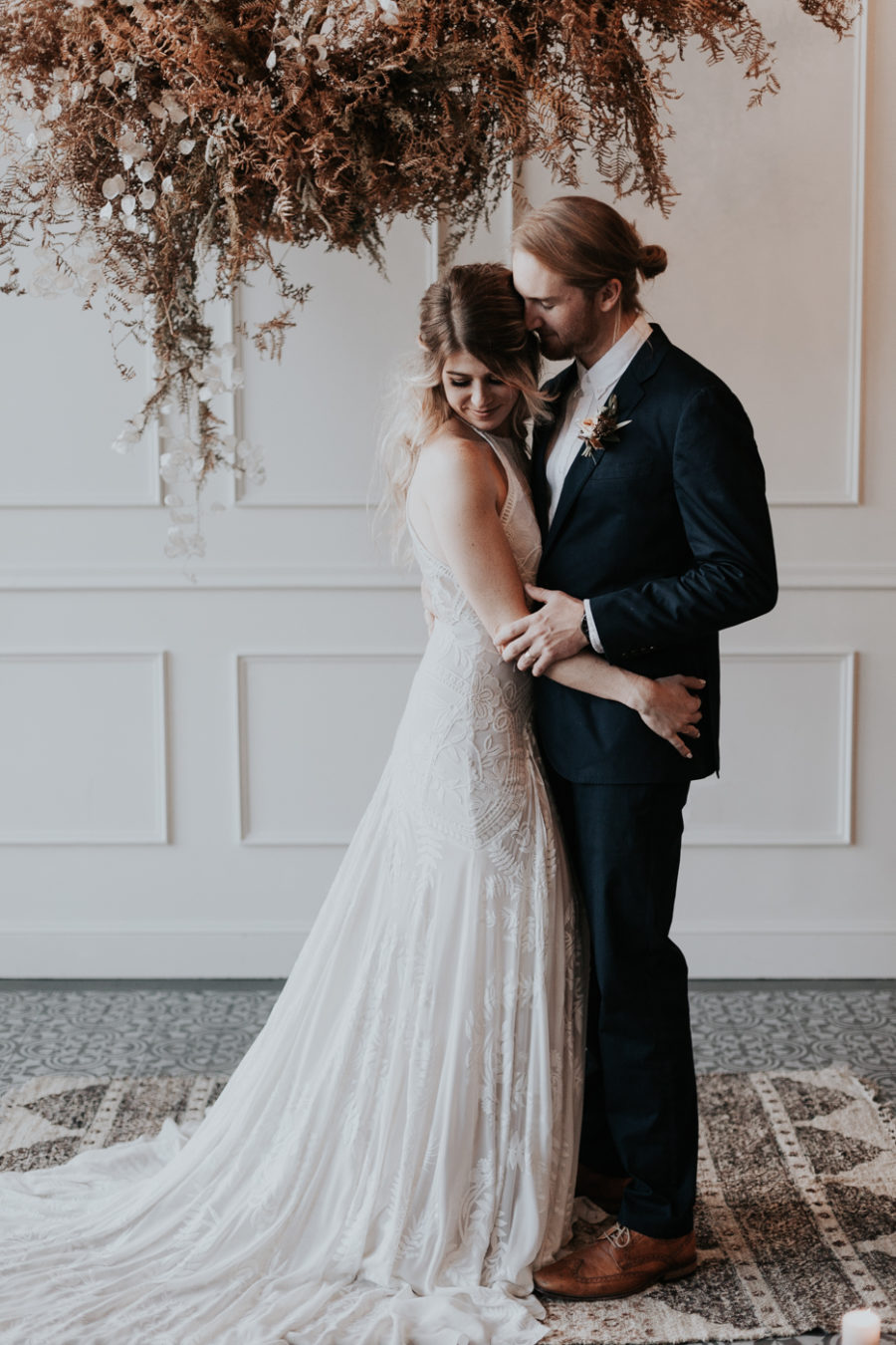 Chic Industrial Wedding Inspiration with a Dried Foliage Cloud ⋆ Ruffled