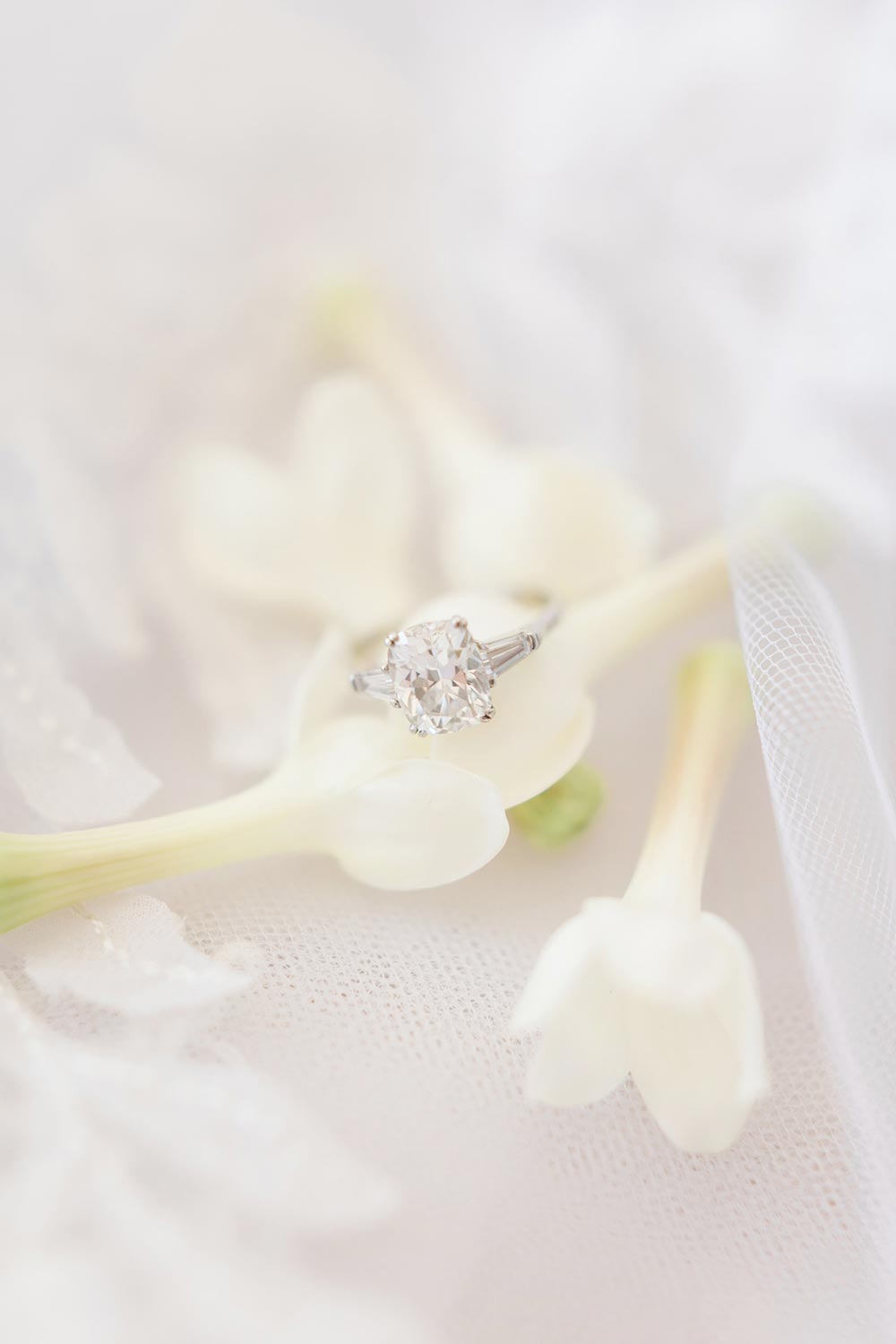 Chic White Decor in this Grecian Wedding #destinationweddings #elegantweddingdecor #whiteweddingpalette