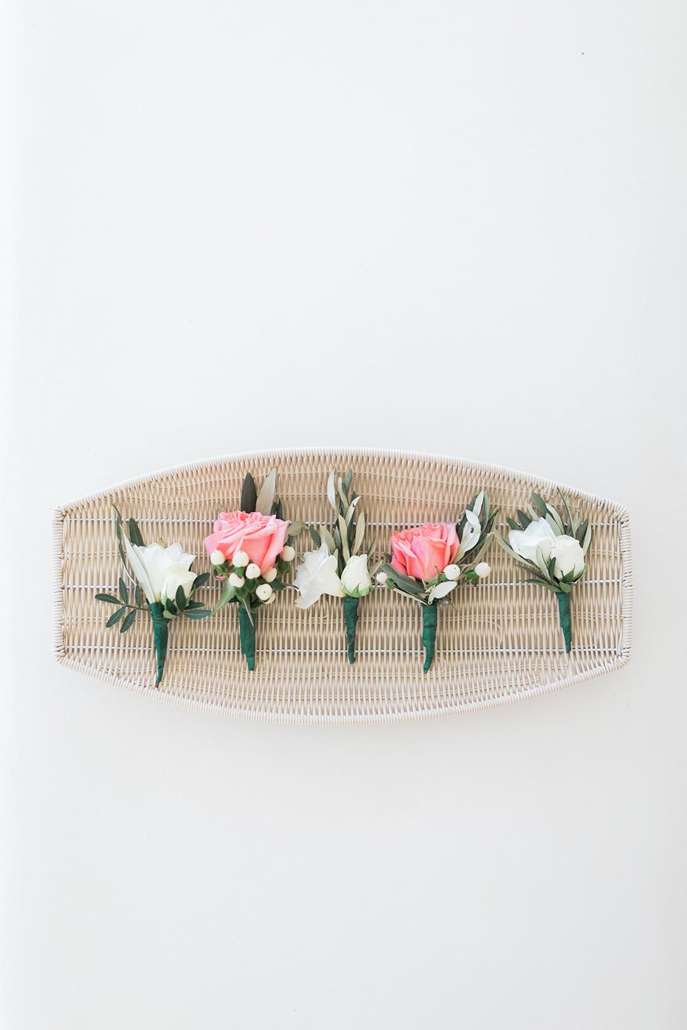 Chic White Decor in this Grecian Wedding #destinationweddings #elegantweddingdecor #whiteweddingpalette