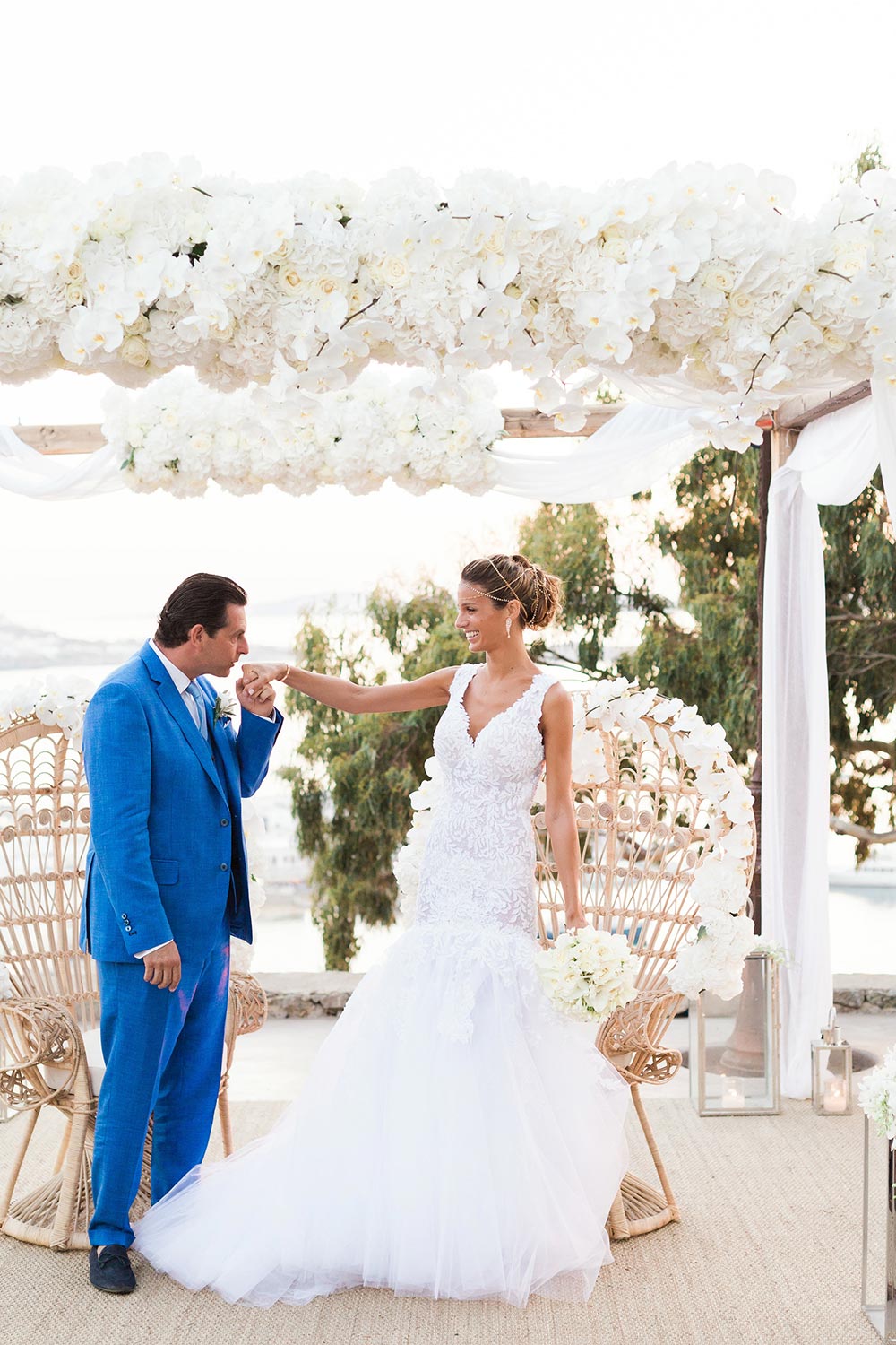 Chic White Decor in this Grecian Wedding #destinationweddings #elegantweddingdecor #whiteweddingpalette
