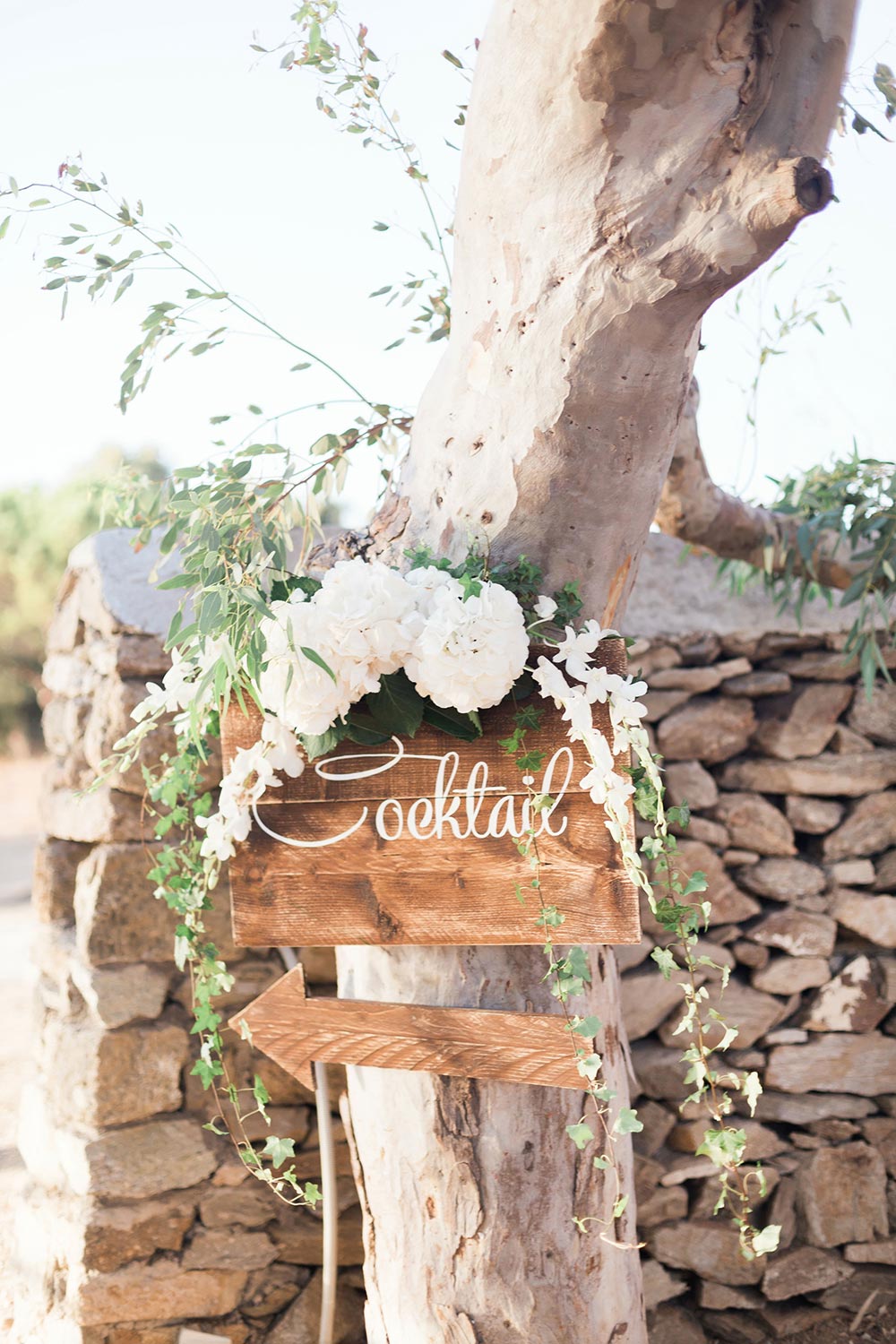 Chic White Decor in this Grecian Wedding #destinationweddings #elegantweddingdecor #whiteweddingpalette