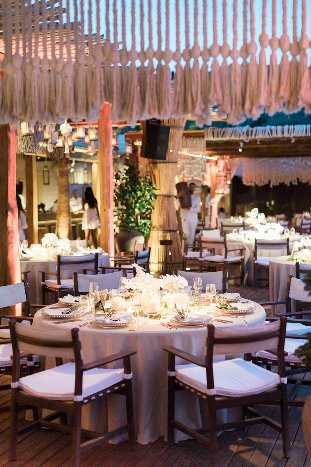 Chic White Decor in this Grecian Wedding #destinationweddings #elegantweddingdecor #whiteweddingpalette