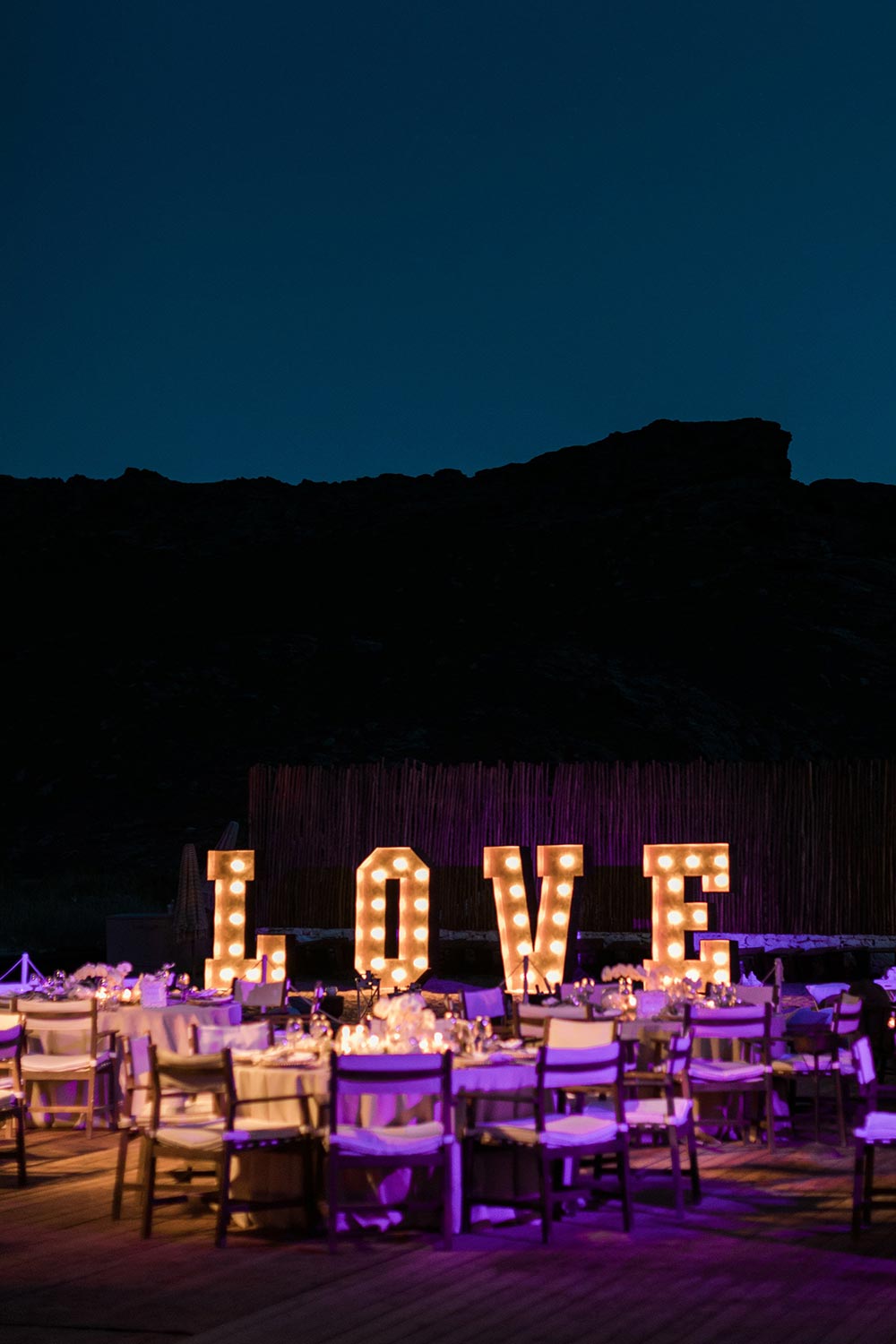 Chic White Decor in this Grecian Wedding #destinationweddings #elegantweddingdecor #whiteweddingpalette