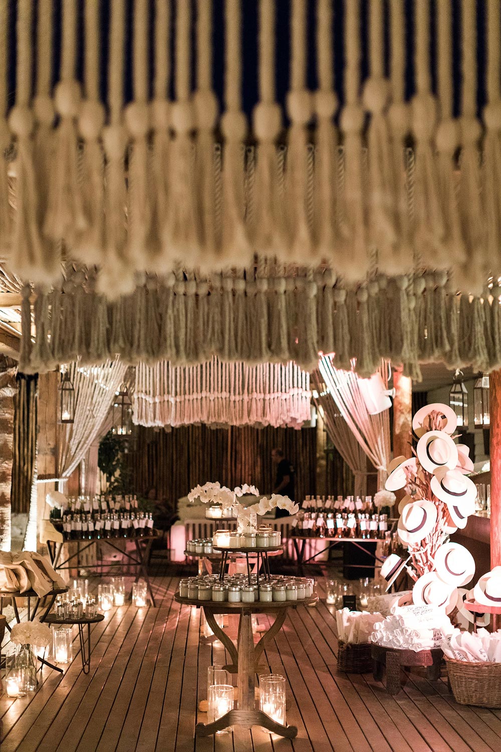 Chic White Decor in this Grecian Wedding #destinationweddings #elegantweddingdecor #whiteweddingpalette