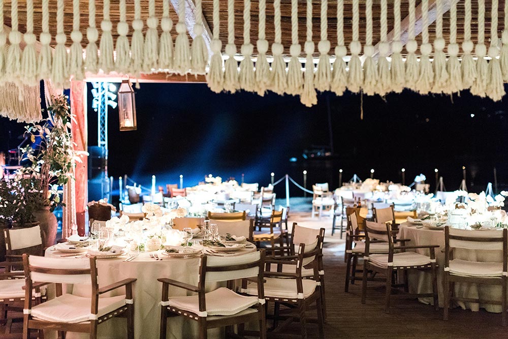 Chic White Decor in this Grecian Wedding #destinationweddings #elegantweddingdecor #whiteweddingpalette