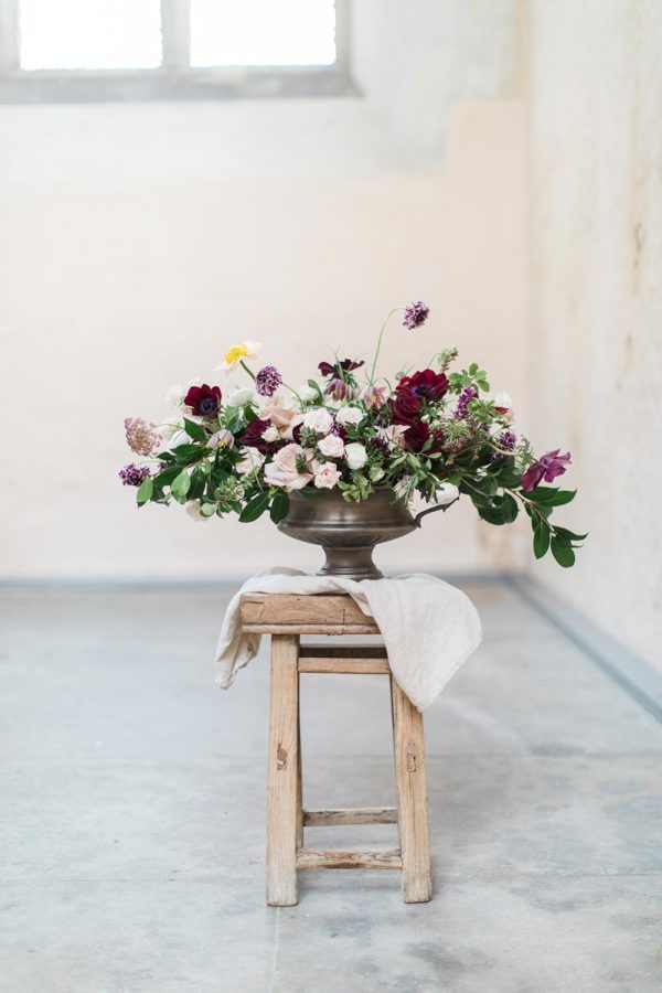 Classical and Contemporary Tablescape with Striking Black Details ⋆ Ruffled