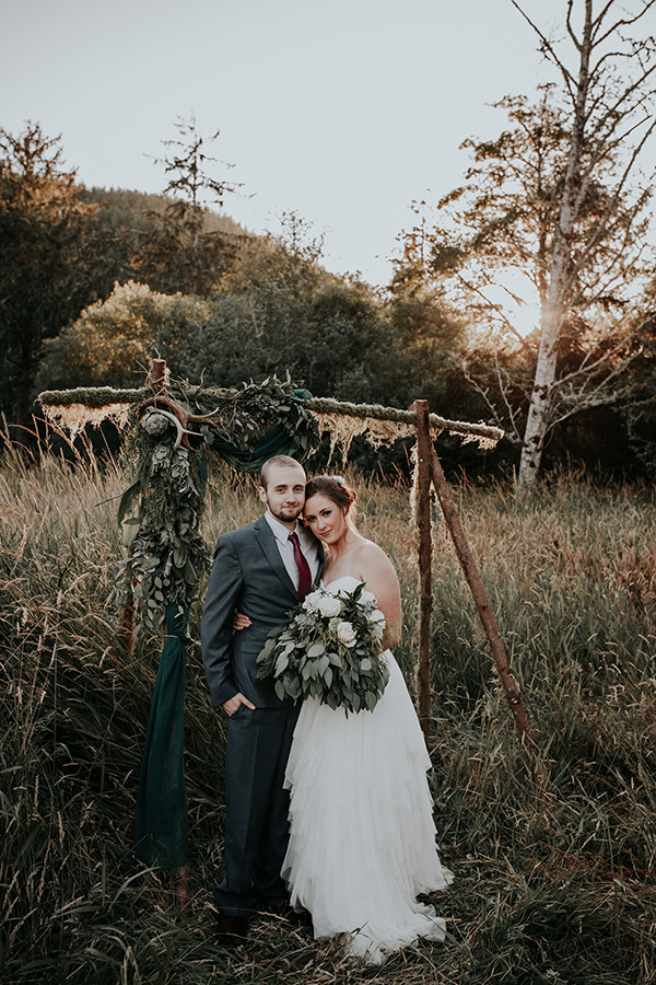 Cobalt Turquoise Elopement Inspiration with Rustic Details #rusticweddingideas #elopementinspiration #oregoncoastwedding