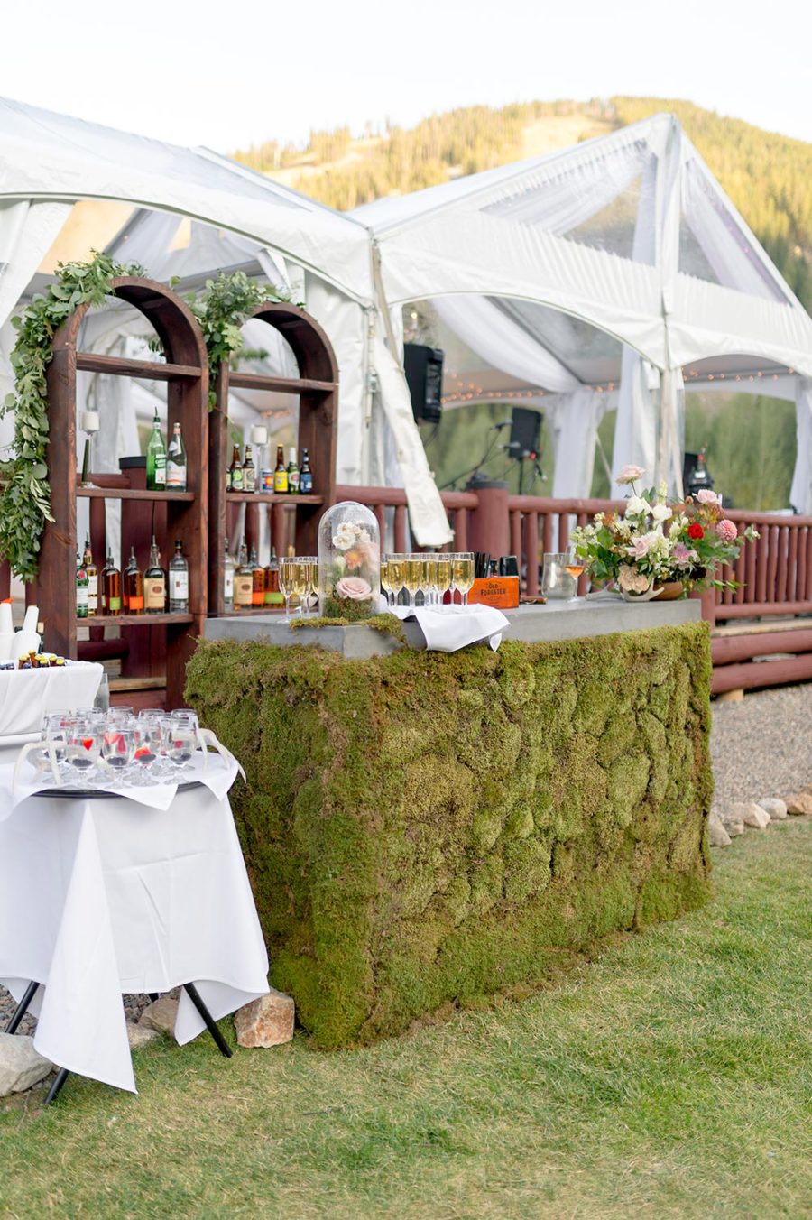 This Colorado Wedding Is A Woodland Wonderland Ruffled   Colorado Wedding Woodland Wonderland 13 900x1352 