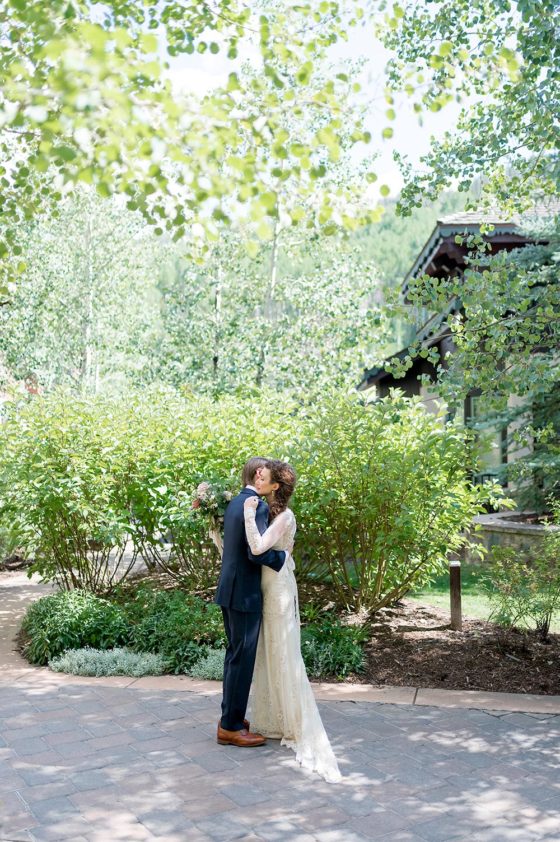 This Colorado Wedding Is A Woodland Wonderland Ruffled   Colorado Wedding Woodland Wonderland 15 560x842 