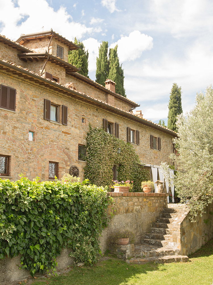 Italian destination weddings - photo by Facibeni Fotografia https://ruffledblog.com/destination-wedding-in-tuscany-with-al-fresco-dining