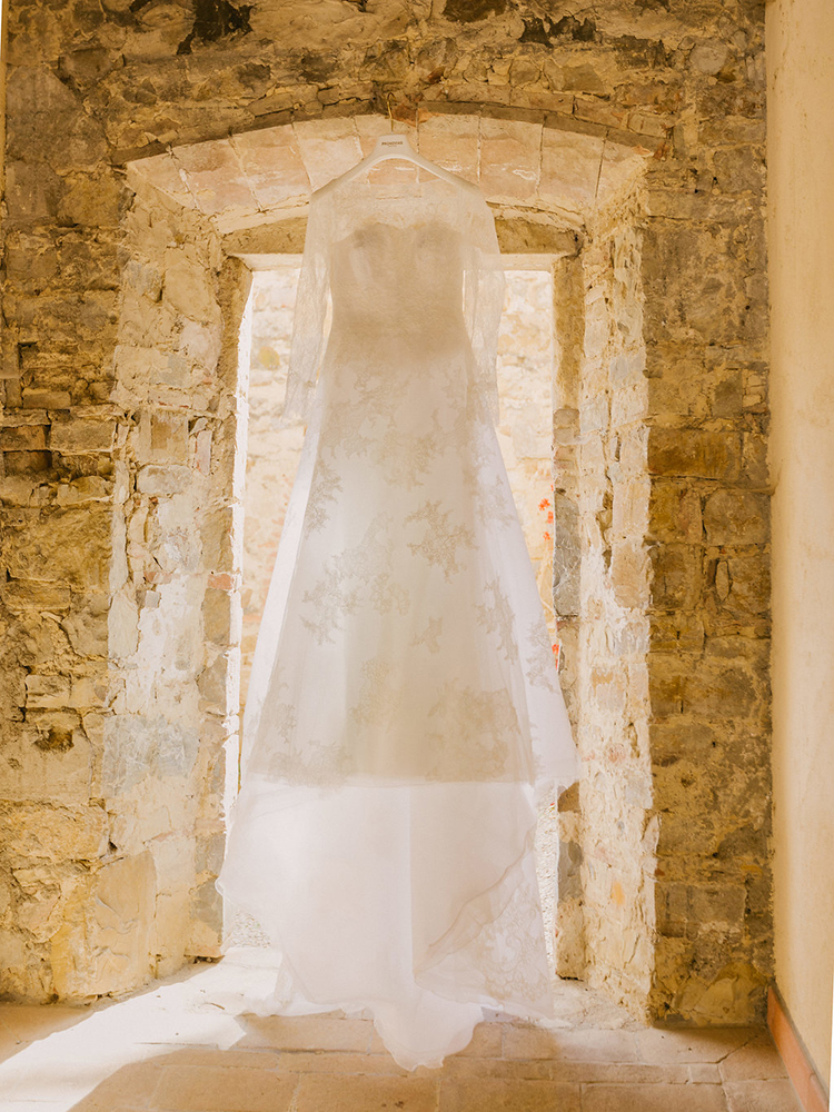 lace wedding dresses - photo by Facibeni Fotografia https://ruffledblog.com/destination-wedding-in-tuscany-with-al-fresco-dining