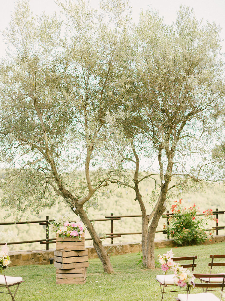 outdoor ceremonies under the trees - photo by Facibeni Fotografia https://ruffledblog.com/destination-wedding-in-tuscany-with-al-fresco-dining