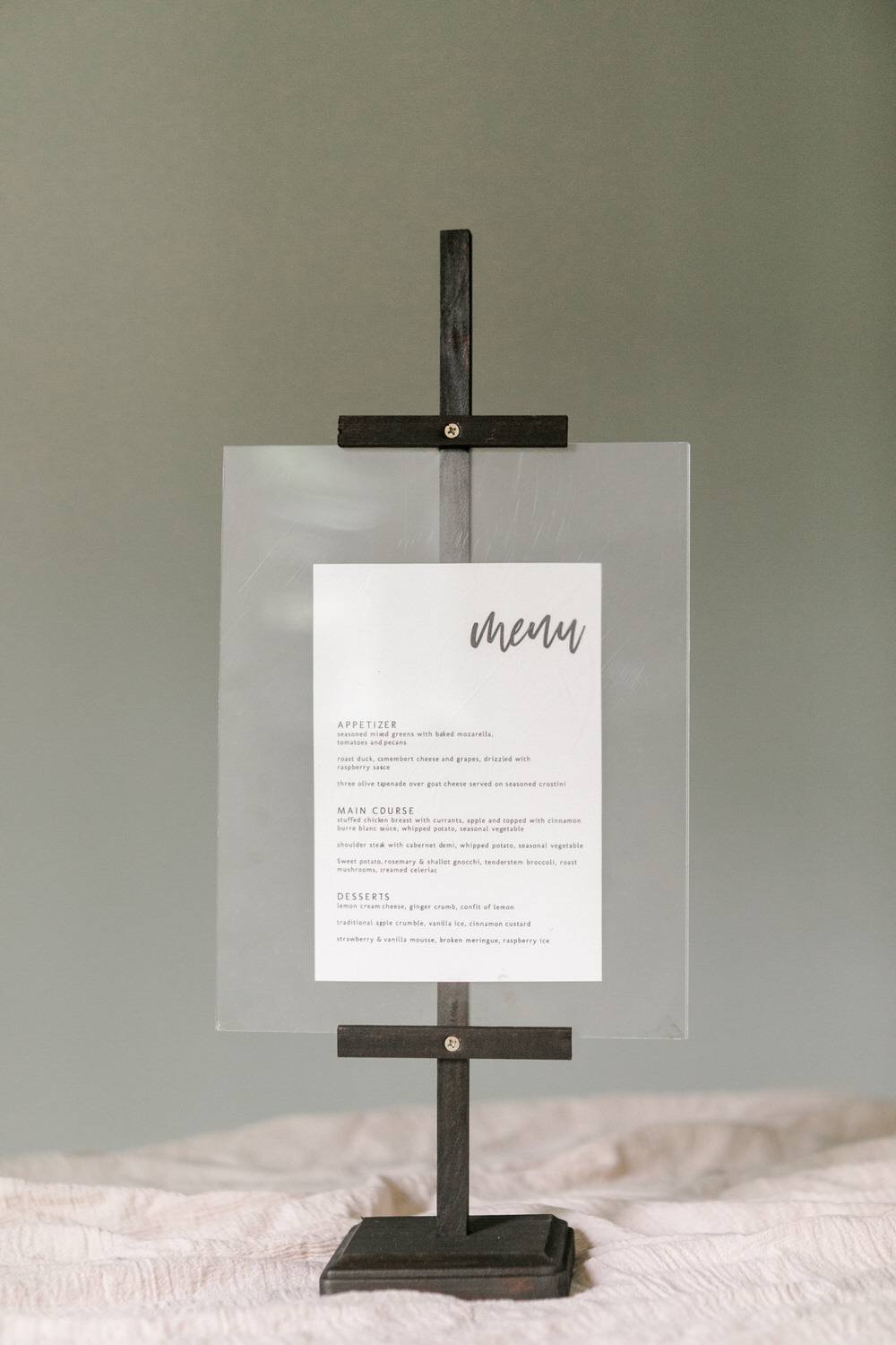This DIY Tabletop Photo Easel is a Must-Make! ⋆ Ruffled