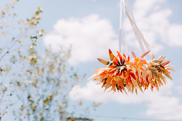 https://ruffledblog.com/wp-content/uploads/diywaterbottleflowers-05.jpg