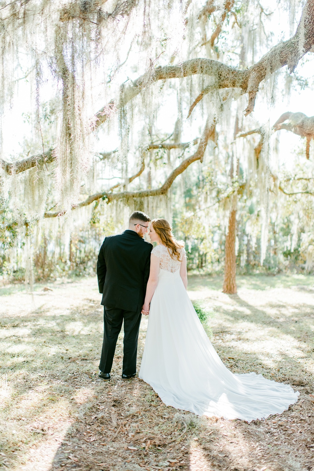 Dreamy Winter Wedding Among the Florida Willow Trees ⋆ Ruffled