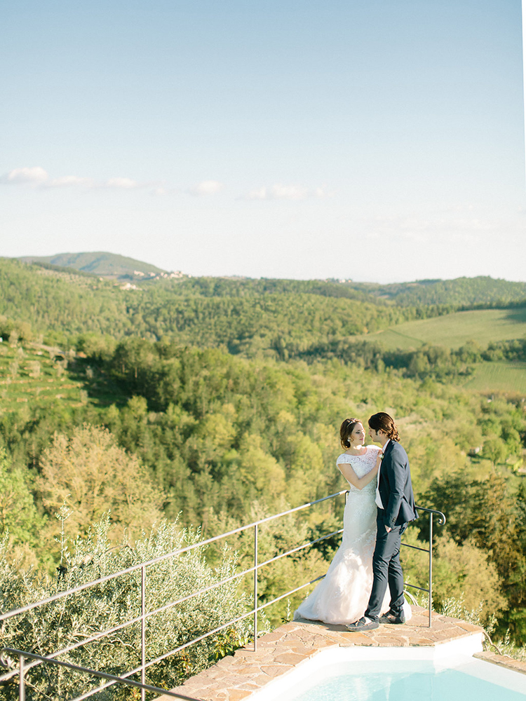 Tuscan weddings - photo by Facibeni Fotografia https://ruffledblog.com/golden-sunset-wedding-inspiration-overlooking-tuscan-hills