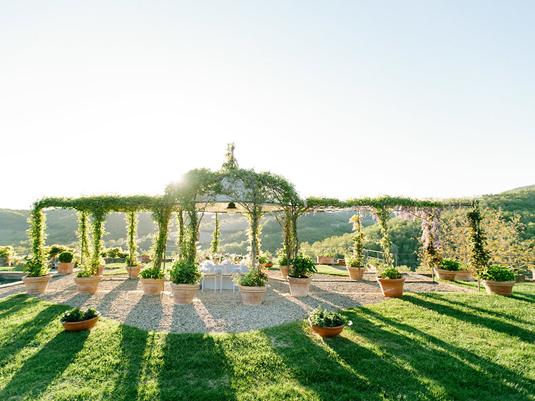 Tuscan wedding inspiration - photo by Facibeni Fotografia https://ruffledblog.com/golden-sunset-wedding-inspiration-overlooking-tuscan-hills