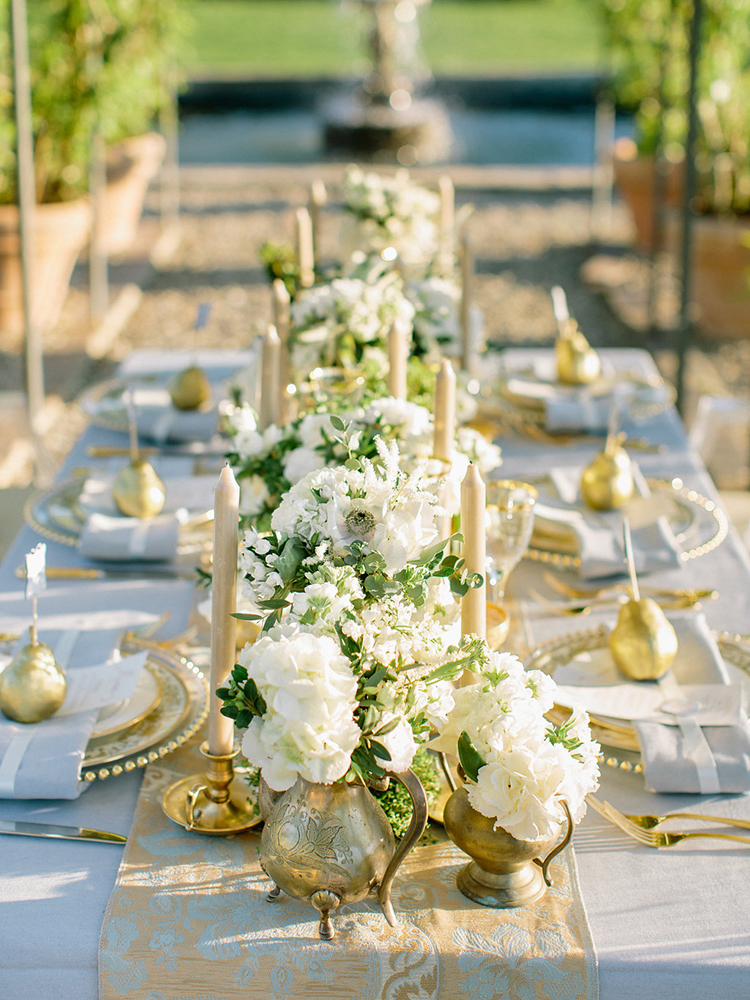 golden wedding ideas - photo by Facibeni Fotografia https://ruffledblog.com/golden-sunset-wedding-inspiration-overlooking-tuscan-hills