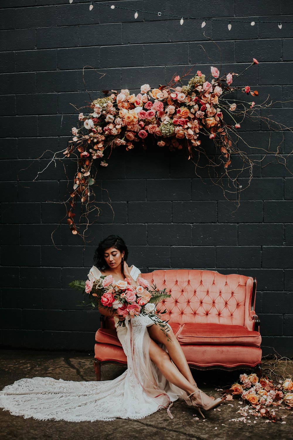 We Cannot Get Over This Edgy Bride’s Dusty Pink Wildflower Backdrop #floralinstallations #weddingceremonybackdrop #edgybridalstyle