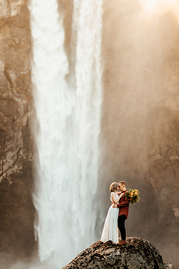 Intimate Mountain Elopement with the BEST View #pacificnorthwest #elopementinspiration #adventurouscouples
