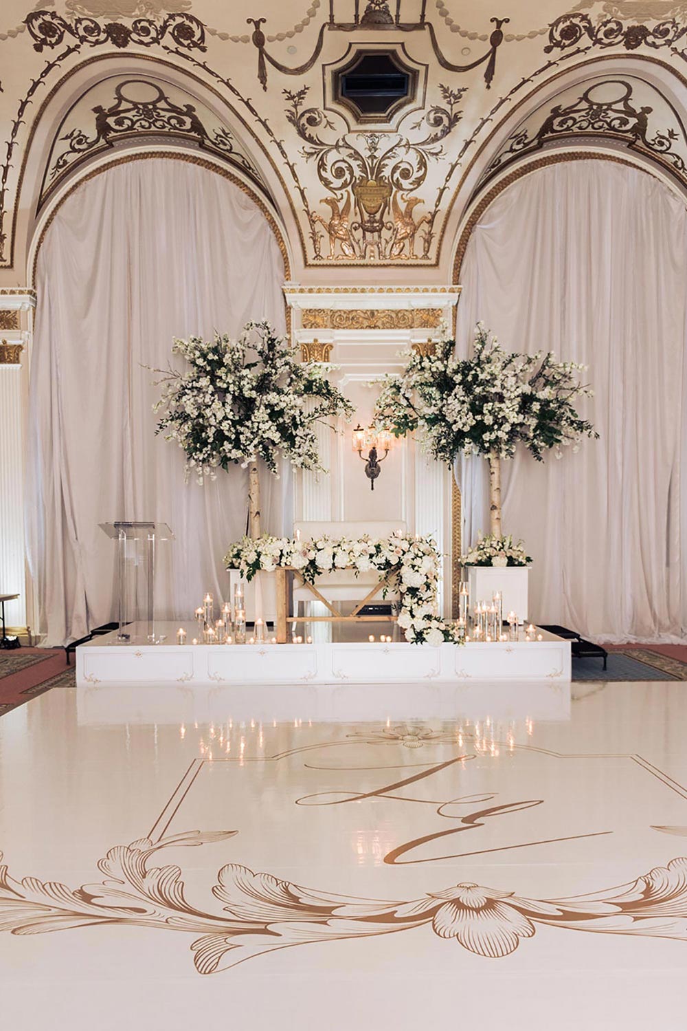 Enter the enchanting world of Alice in Wonderland with this couple's  mesmerizing mehendi decor - WeddingSutra