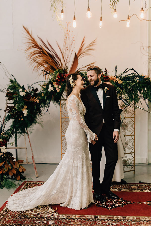 You Won’t Believe This Floor To Ceiling Ceremony Backdrop #weddingideas #industrialfallwedding #edgycouple