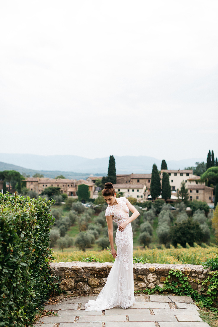 This Italian villa wedding will blow your mind! #italy #destinationwedding #tuscanvilla see more: https://ruffledblog.com/midnight-tuscan-wedding