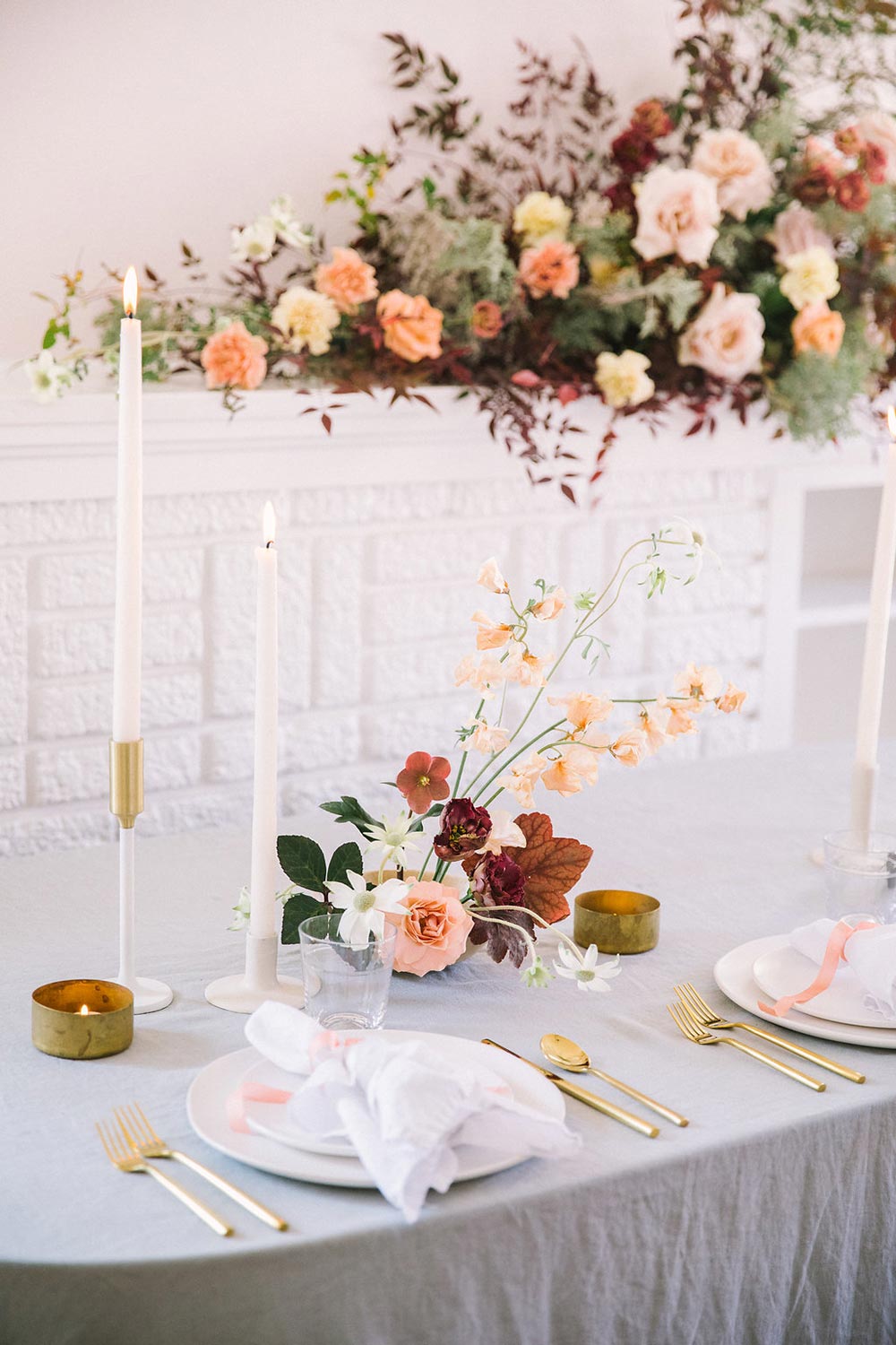 simple and clean wedding tablescape