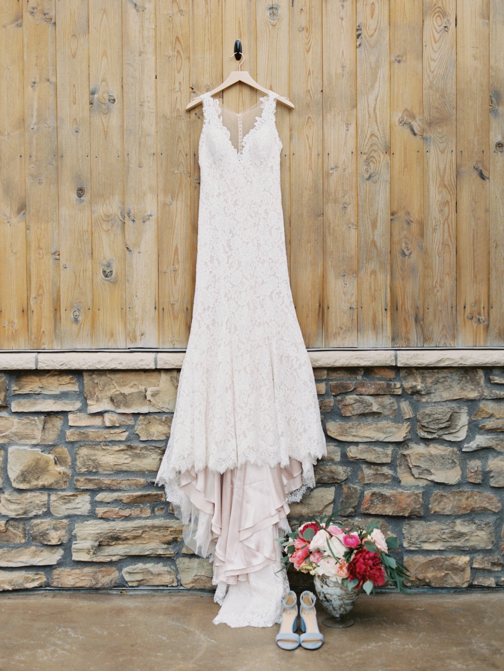 Pretty Colorado Mountain Wedding with Lace and Peonies ⋆ Ruffled