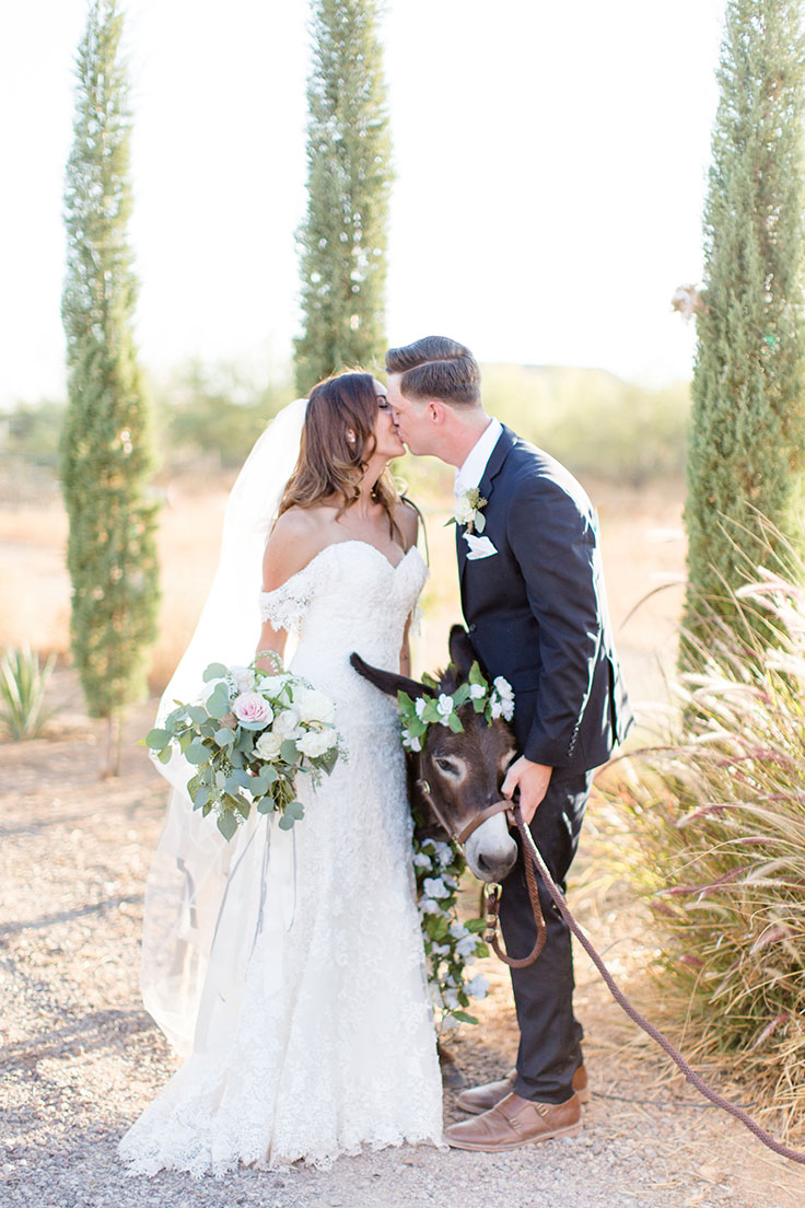 This Rustic Chic Wedding is Love at First Sight #rusticwedding #rusticchic #https://ruffledblog.com/rustic-chic-arizona-wedding/