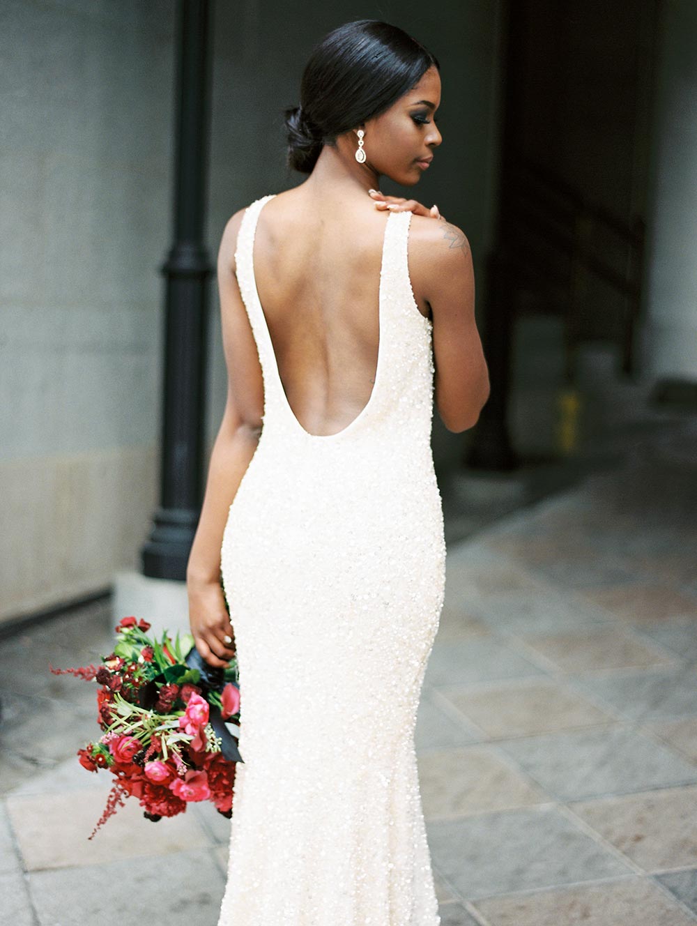 Abstract Wedding Inspo with Modern Metallic Details  #traditionalweddingcolors #DCweddingvenue #modernbridalfashion