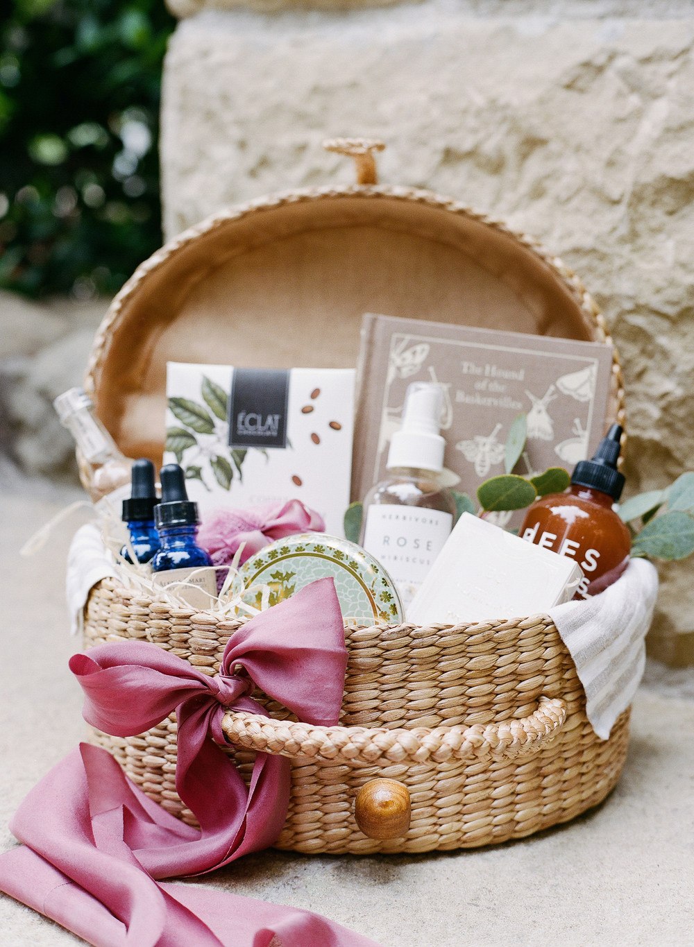 9 Welcome Bag Ideas for Your Wedding Guests - Wedding Sparrow