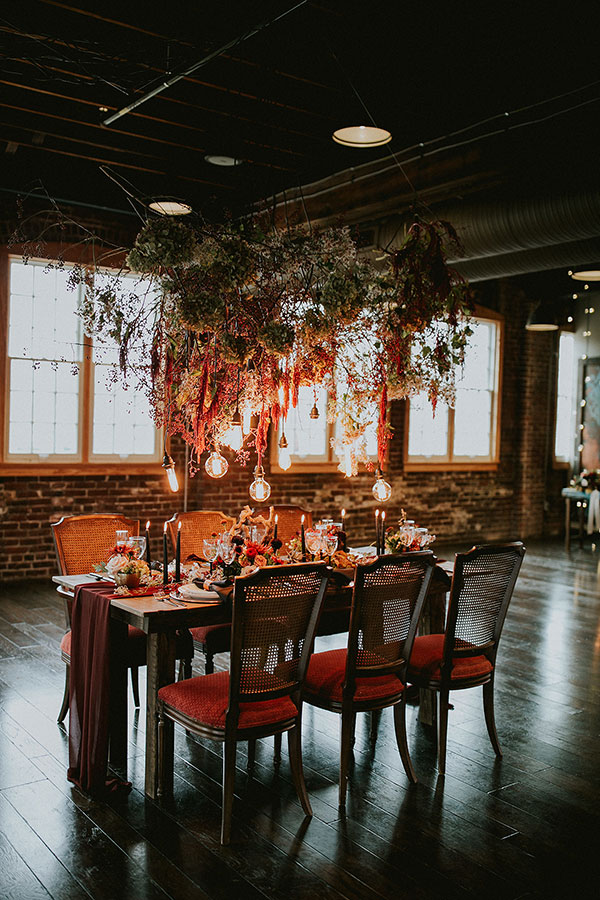 Industrial Loft Wedding Inspo with Copper and Garnet Hues #loftweddingdesign #tablescapeideas #floralinstallations